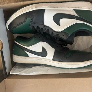 Nike Men's Black, White, and Green Low-Top Sneakers